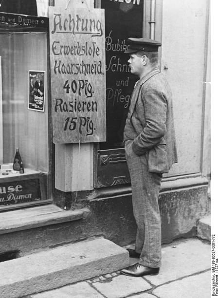 Aushang an einem Friseur-Salon, der auf Sonderpreise für Erwerbslose hinweist (1927)